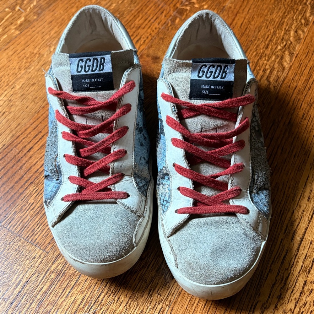 Golden Goose Size 9 (39) Superstar Sneakers
Super cute, great condition